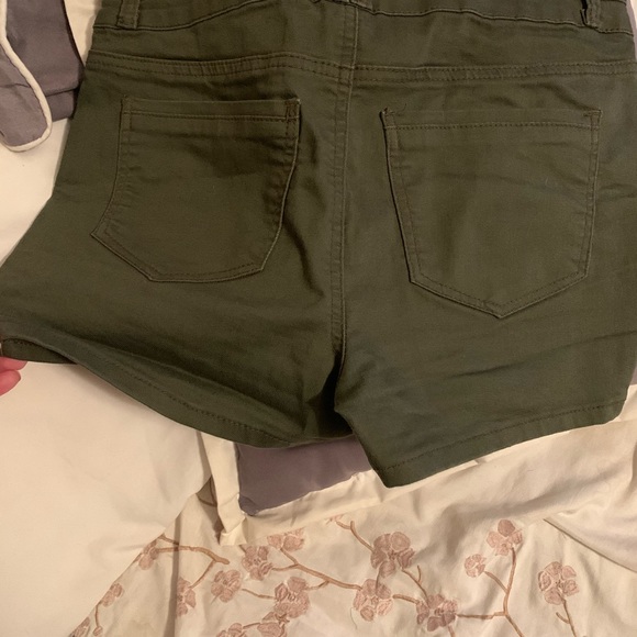 Like new army green shorts! 8$ with purchase! - Picture 2 of 2